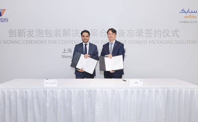 MoU signed by Ahmed Al-Musfer, Director, Marketing & IS Global, Performance Polymers & Industry Solutions, SABIC (left) and Chen Gang, CEO of Innovo (right)