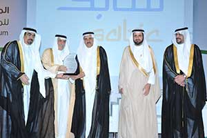 Al-Assaf-presents-an-honorary-plaque-to-Al-Mana_tcm12-5604