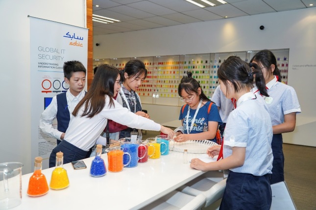 Students are having a site tour led by volunteers at SABIC Technology Center in Shanghai