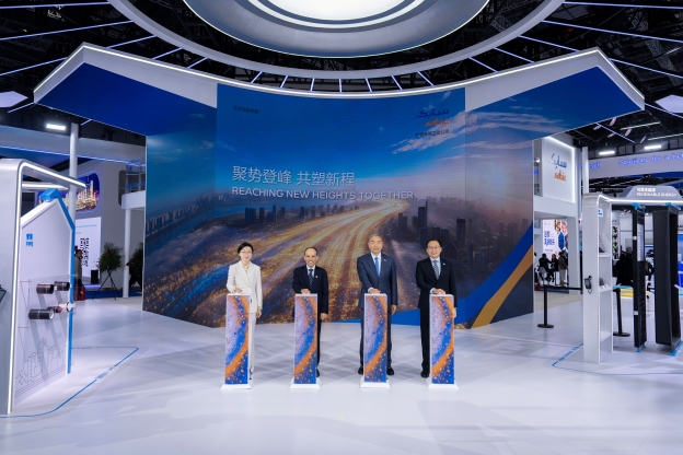 SABIC guests jointly celebrated the opening of SABIC’s booth at CHINAPLAS 2026
