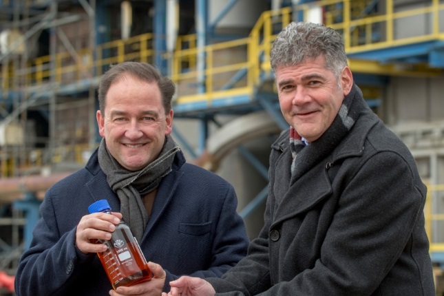 Frank Kuijpers, General Manager Corporate Sustainability, and Jeroen Castelijn, General Manager Geleen site celebrate the certified circular polymers produced in the Netherlands.