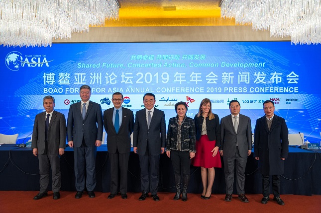 Representatives from partners for the Boao Forum for Asia Annual Conference 2019 take photo with Li Baodong, Secretary-General of the Boao Forum for Asia