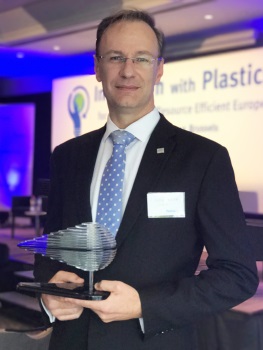 Rudy Miller, Director High Heat Portfolio SABIC, received on behalf of the Mass Transportation team, the Plastic Application Design award at the second European Plastics Innovation Awards ceremony.