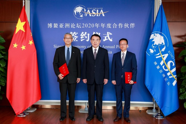 Li Baodong, Secretary-General of BFA (Middle) witnessed the signing