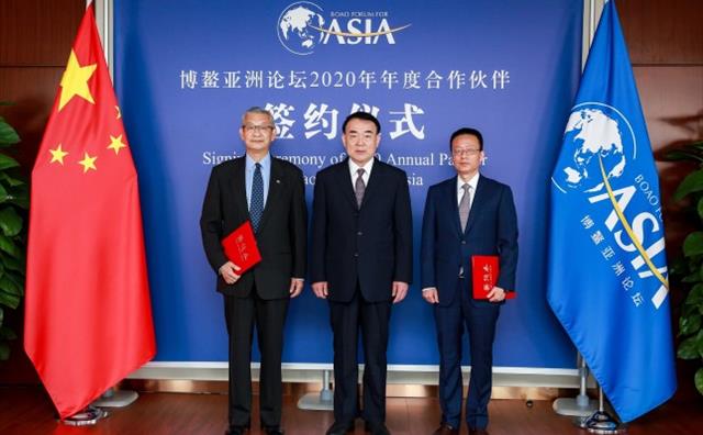 Li Baodong, Secretary-General of BFA (Middle) witnessed the signing Li Baodong, Secretary-General of BFA (Middle) witnessed the signing