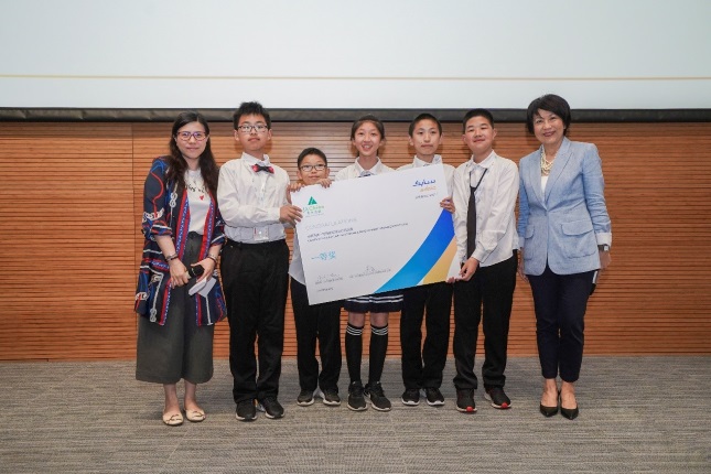 The student team from Hongwen School winning the top award